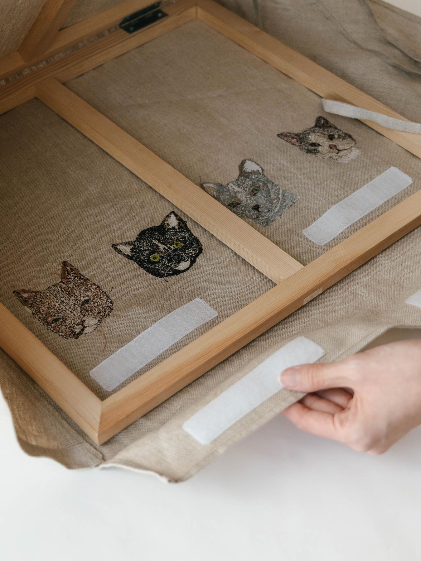 マジックテープで着脱します