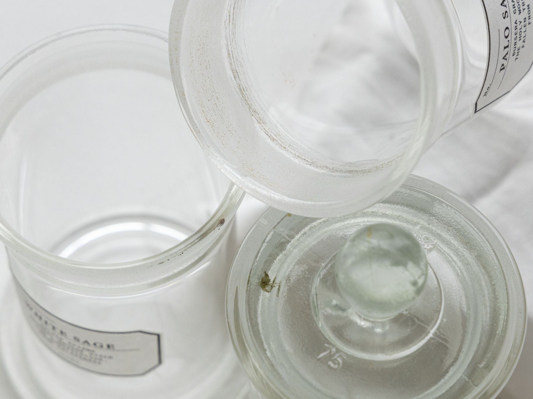 瓶は手作業で作られているため、ガラスの中に汚れや異物が見られる場合があります。