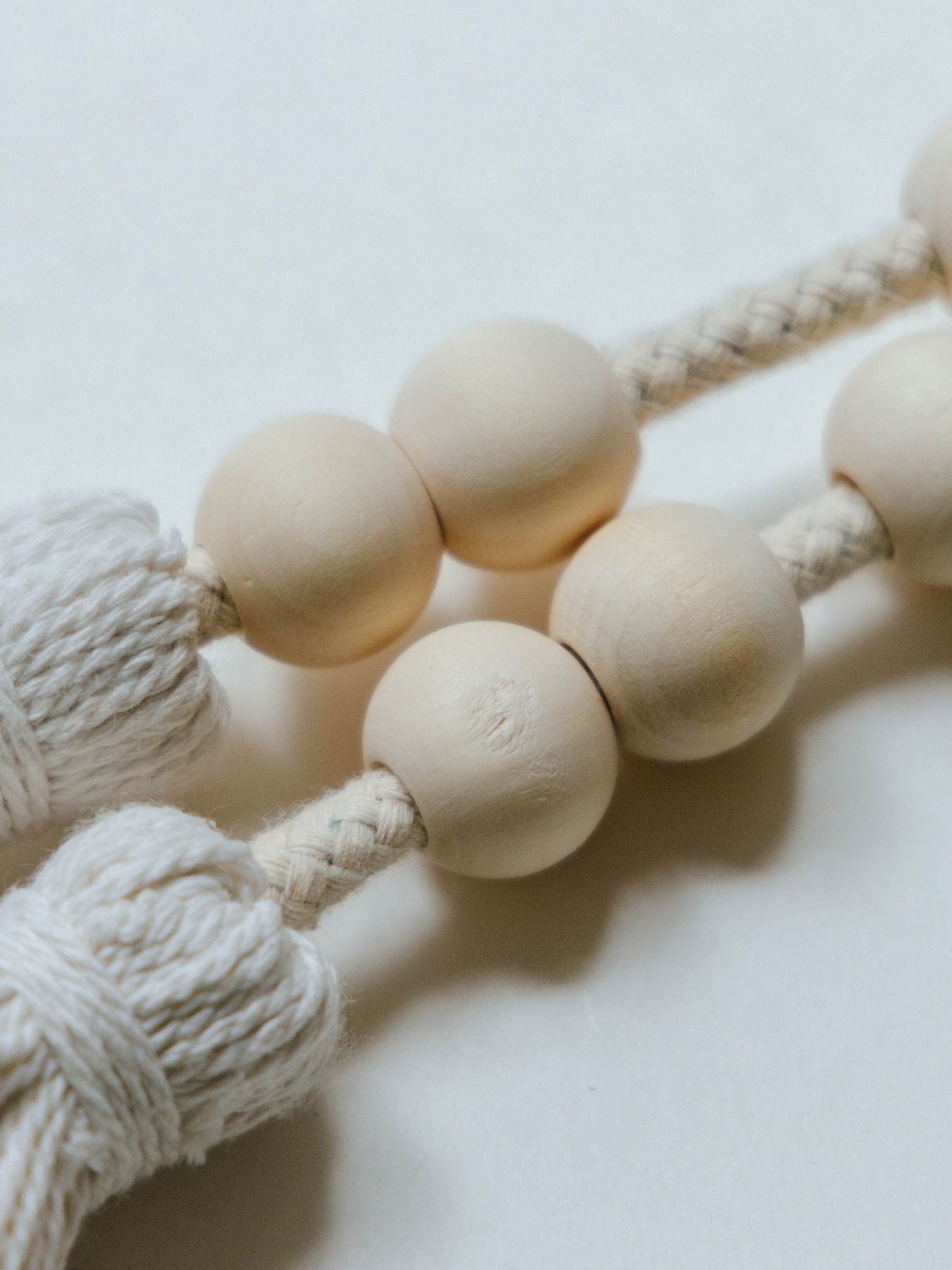 ウッドビーズに傷などが見られる場合があります。