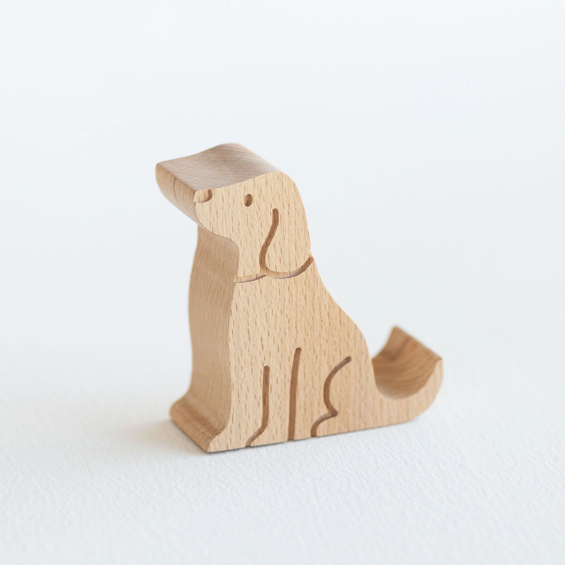 DOG BEECHWOOD PHONE STAND（犬のスマートフォンスタンド）｜文具