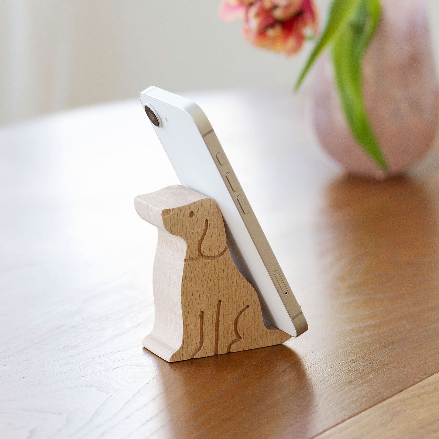 DOG BEECHWOOD PHONE STAND（犬のスマートフォンスタンド）