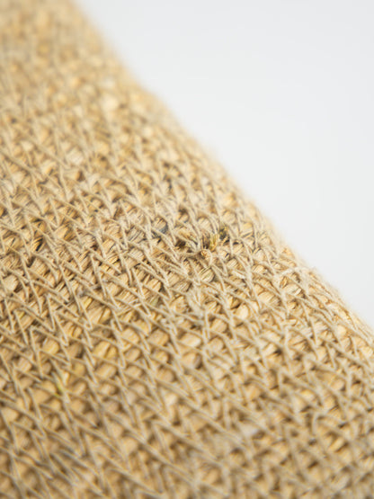 紐の先端の飛び出しがみられます