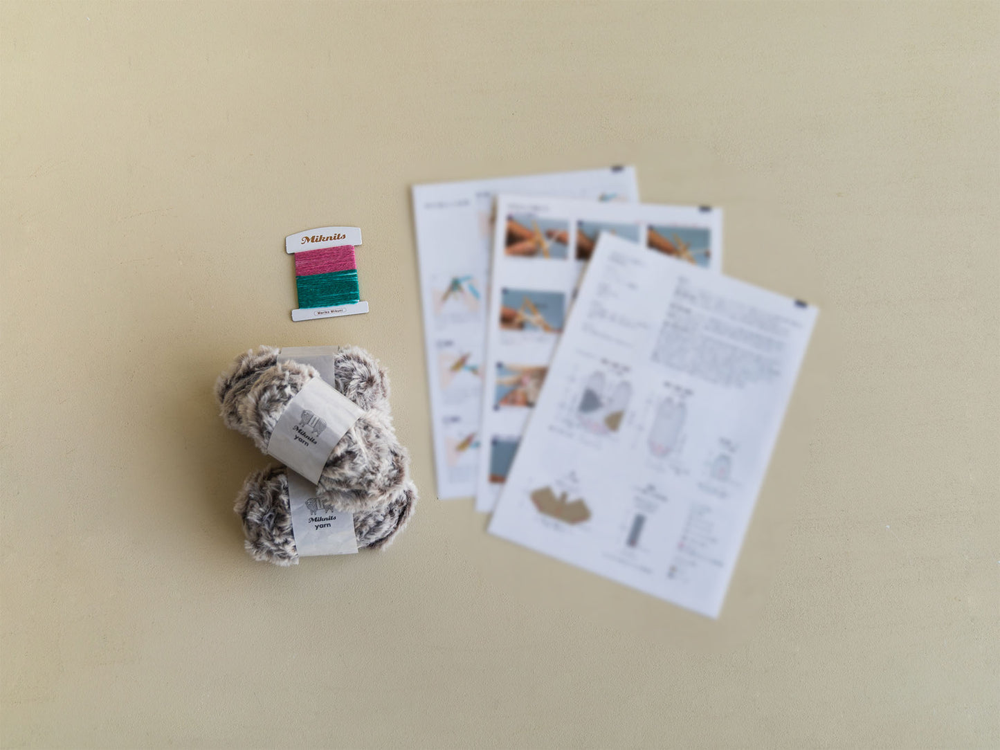 【キット内容】<br>
・毛糸（玉巻）<br>
・刺繍系<br>
・編み方レシピの3つ<br>
※写真はペルシャちゃんのセット