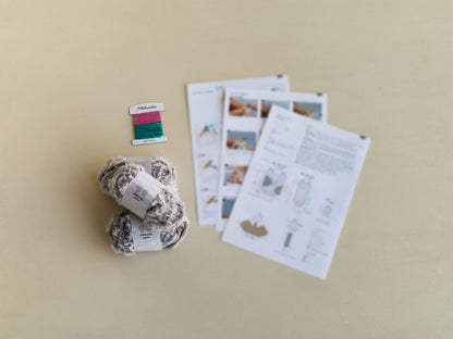 【キット内容】<br>
・毛糸（玉巻）<br>
・刺繍系<br>
・編み方レシピの3つ<br>
※写真はペルシャちゃんのセット