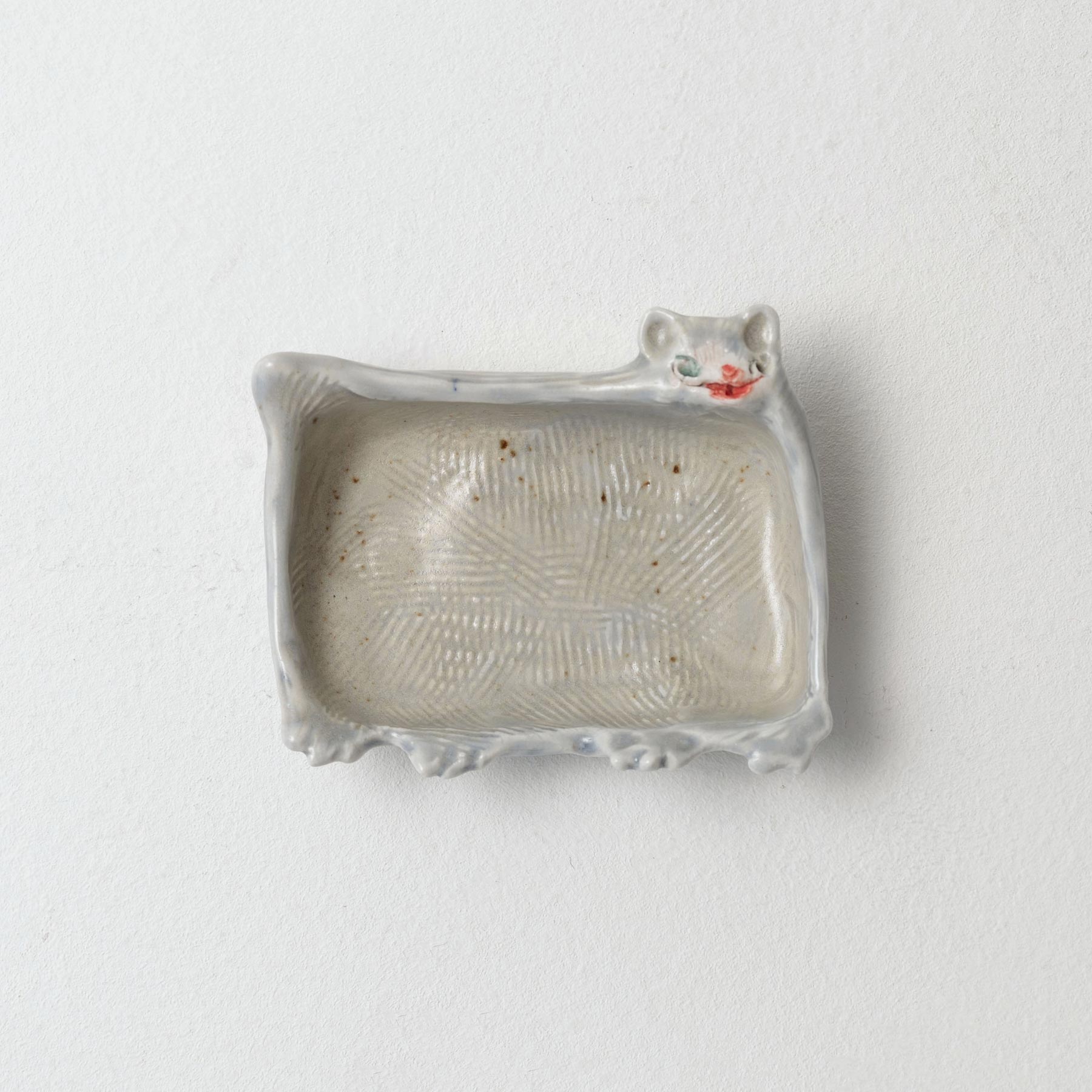 hrt0082-c）ネコ菓子皿（紫）／C<br>幅9.5cm×奥行7.5cm×高さ2.5cm