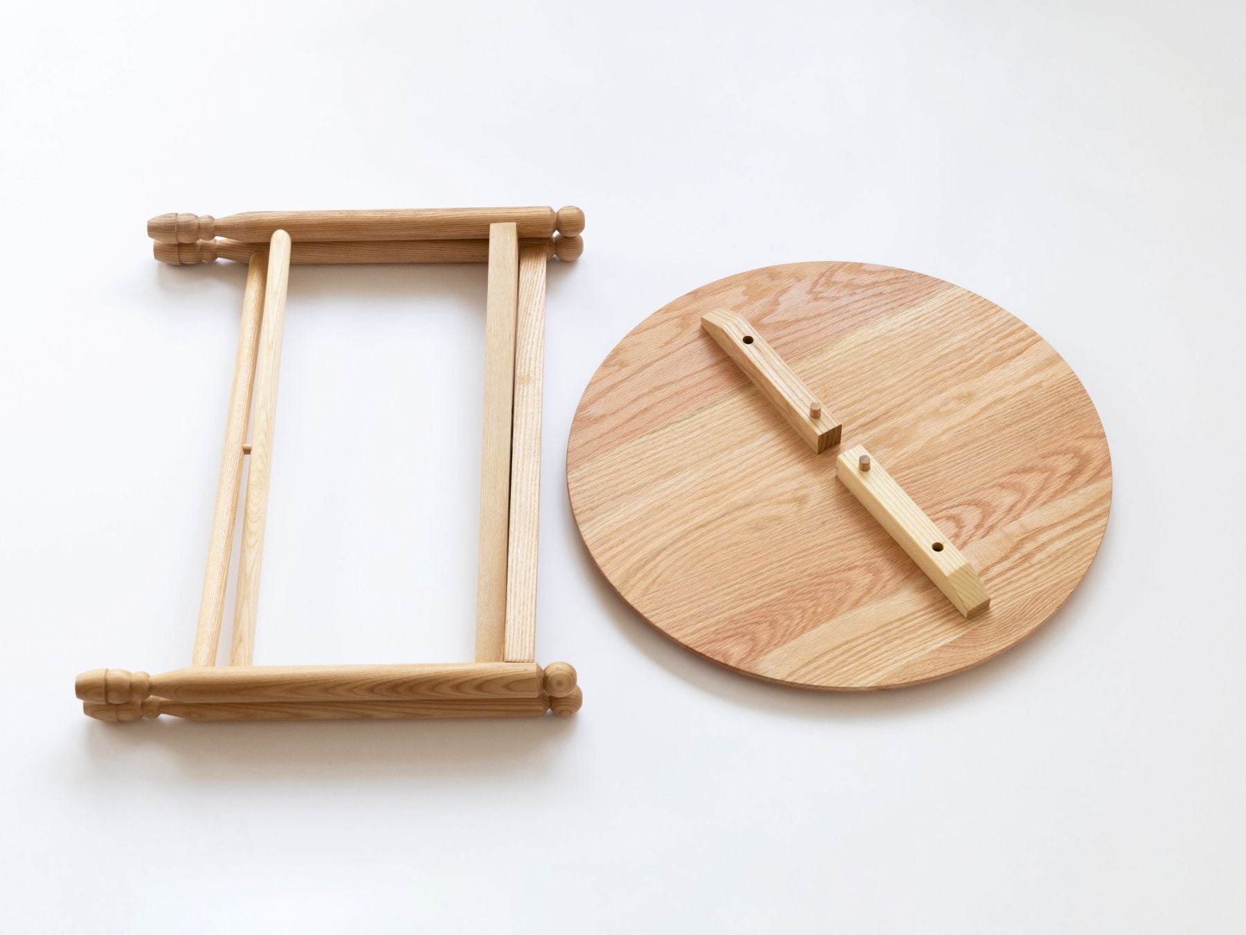 脚と天板。
<br>
脚はアッシュ、天板はレッドオークを使用しています。クリアオイル仕上げです。