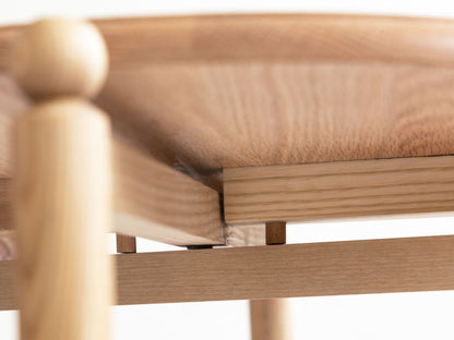 片側の脚のバーを天板中央の溝にはめ込み、もう片側の脚は、天板裏のダボと脚側のダボ穴を合わせて差し込むことで、両脚がしっかりと固定されます。