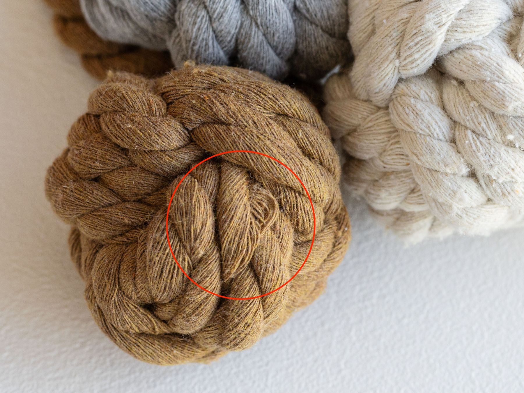 糸のほつれが見られる場合があります。