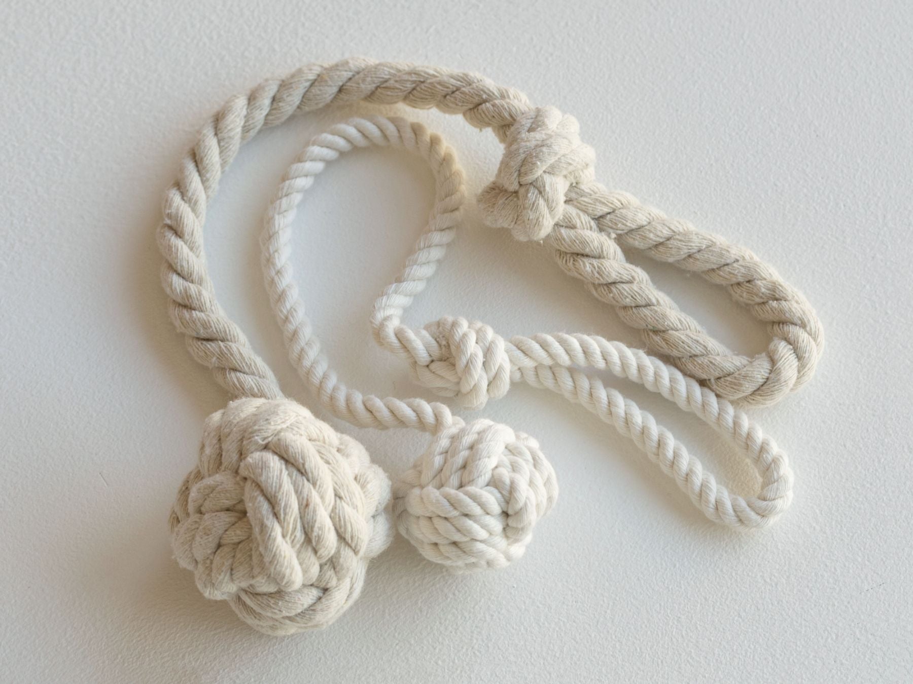 ホワイトは、LとSで糸の色味が若干異なります。