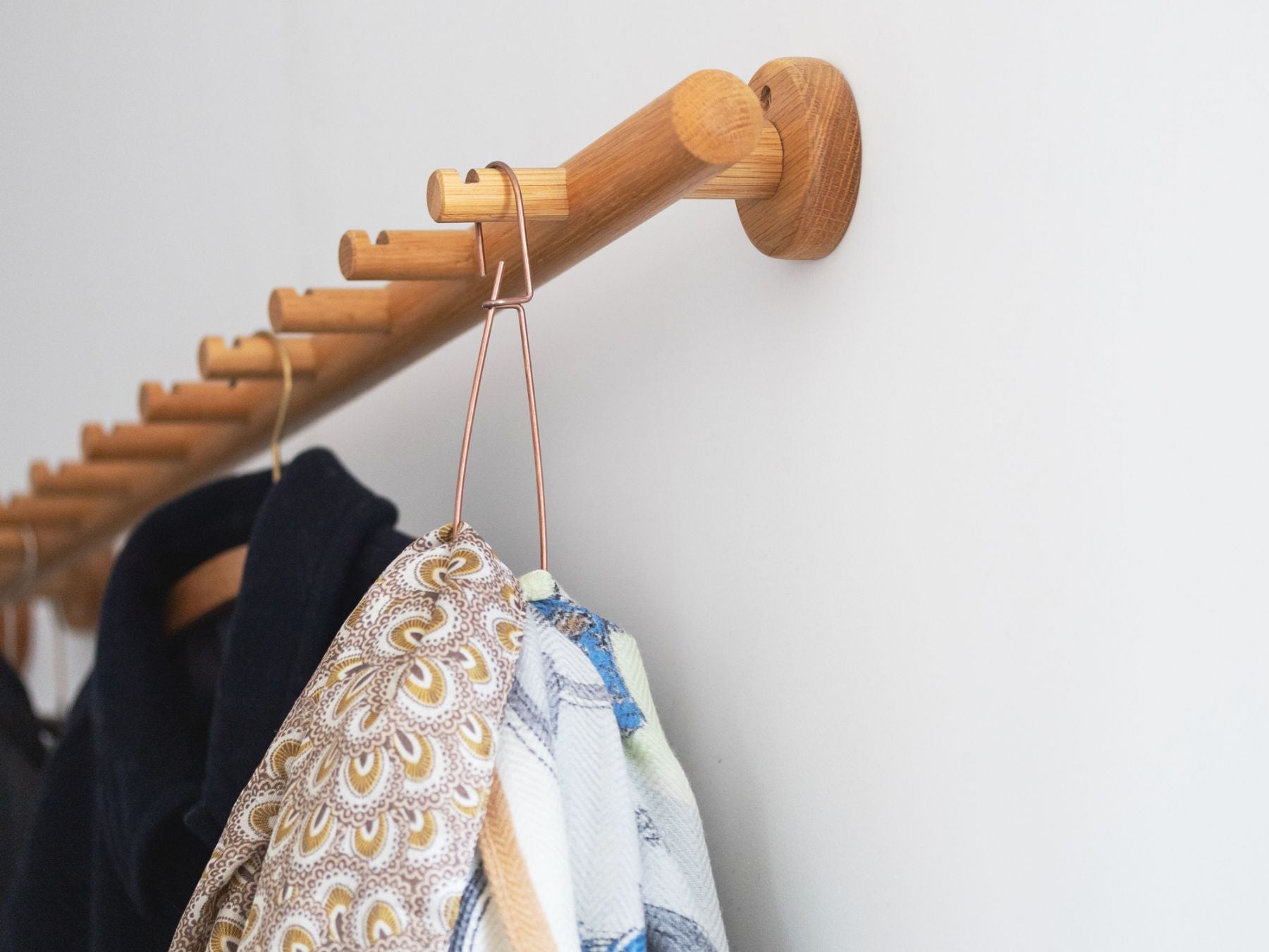 閉じるとつループ状になるのでスカーフなども複数枚かけやすいです。