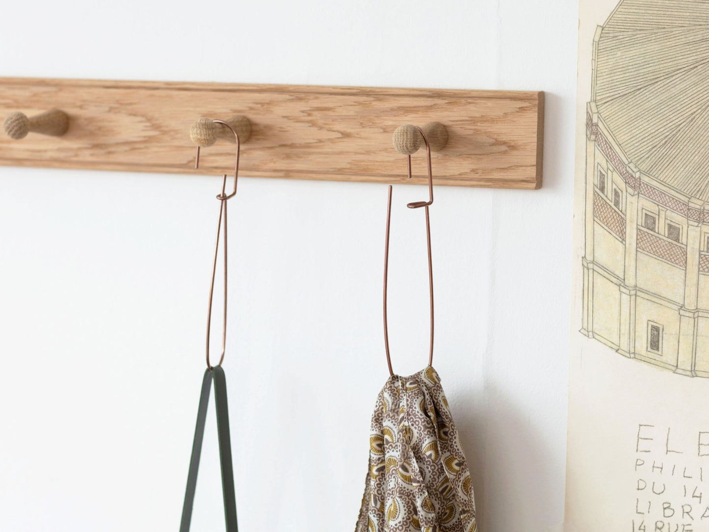 しっかりとしたワイヤーなので、開けたまま使っても。