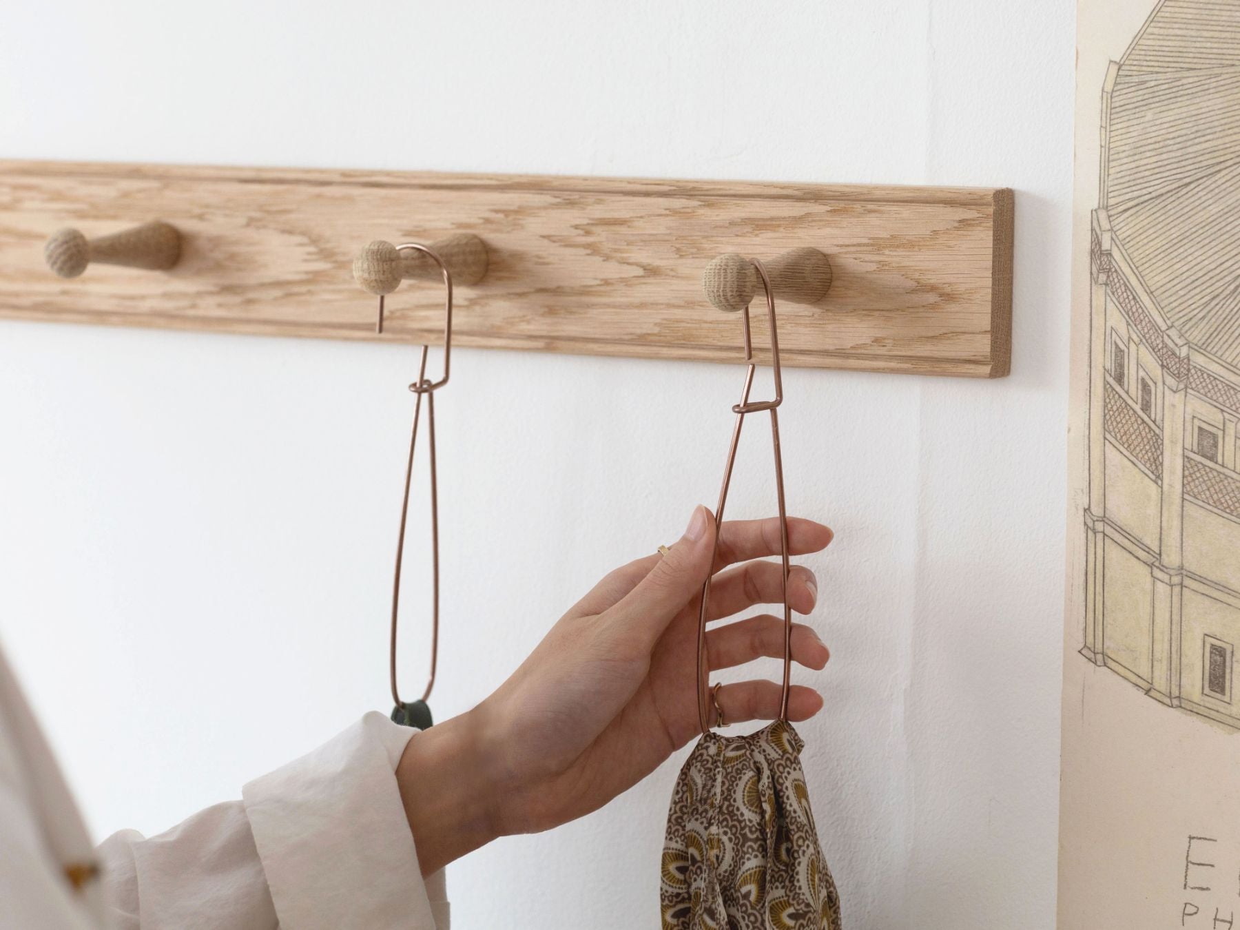 手前部分をキュッと押して開閉します。