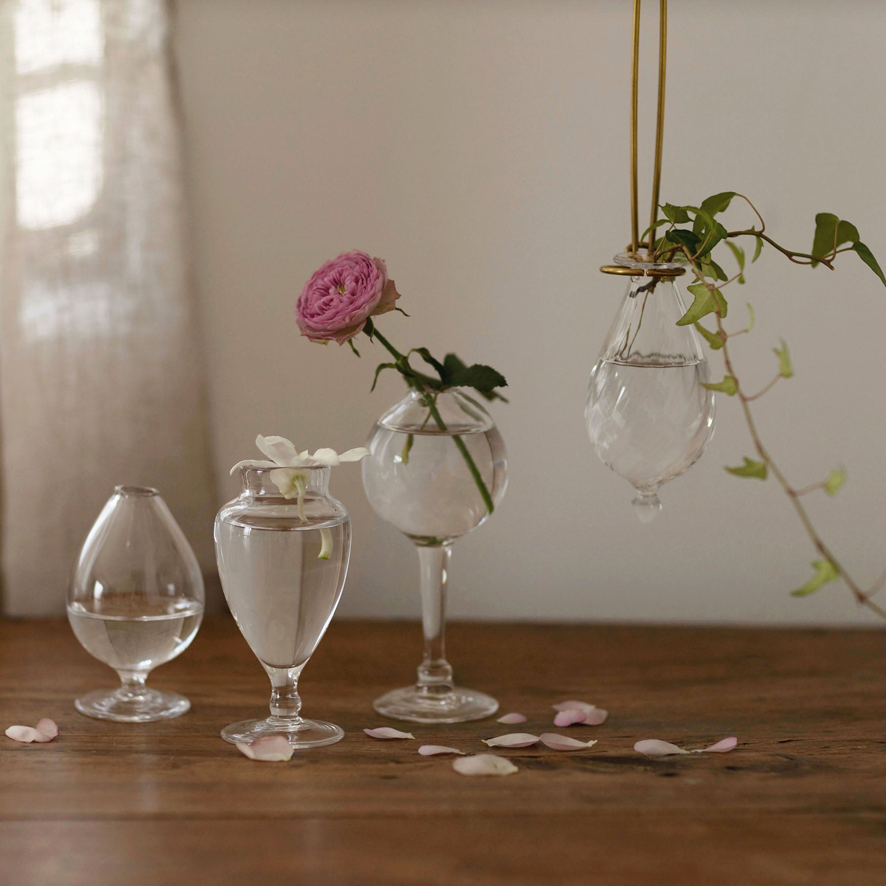 鉄脚付きのガラス花器 MG_9467_96ff4d49-cb93-4d8a-