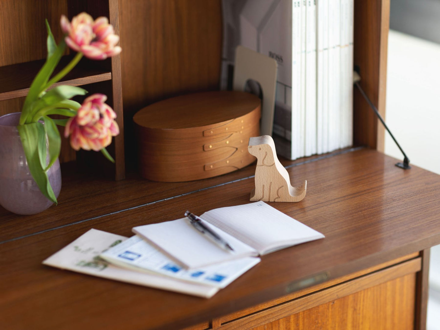 DOG BEECHWOOD PHONE STAND（犬のスマートフォンスタンド）
