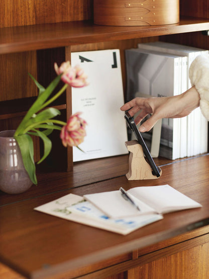 DOG BEECHWOOD PHONE STAND（犬のスマートフォンスタンド）