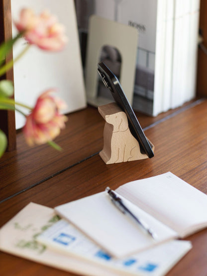 DOG BEECHWOOD PHONE STAND（犬のスマートフォンスタンド）