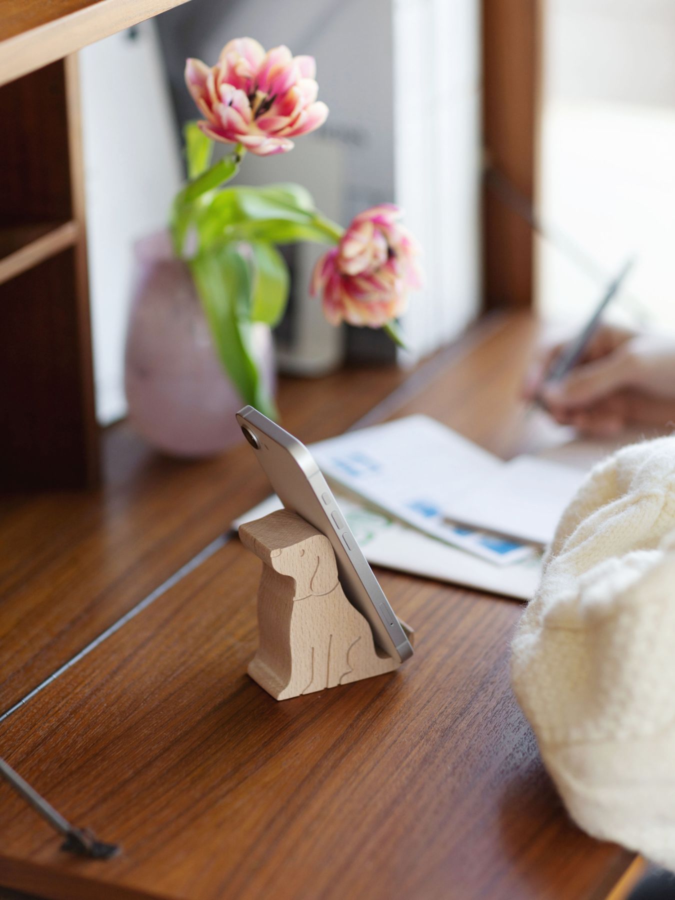 DOG BEECHWOOD PHONE STAND（犬のスマートフォンスタンド）