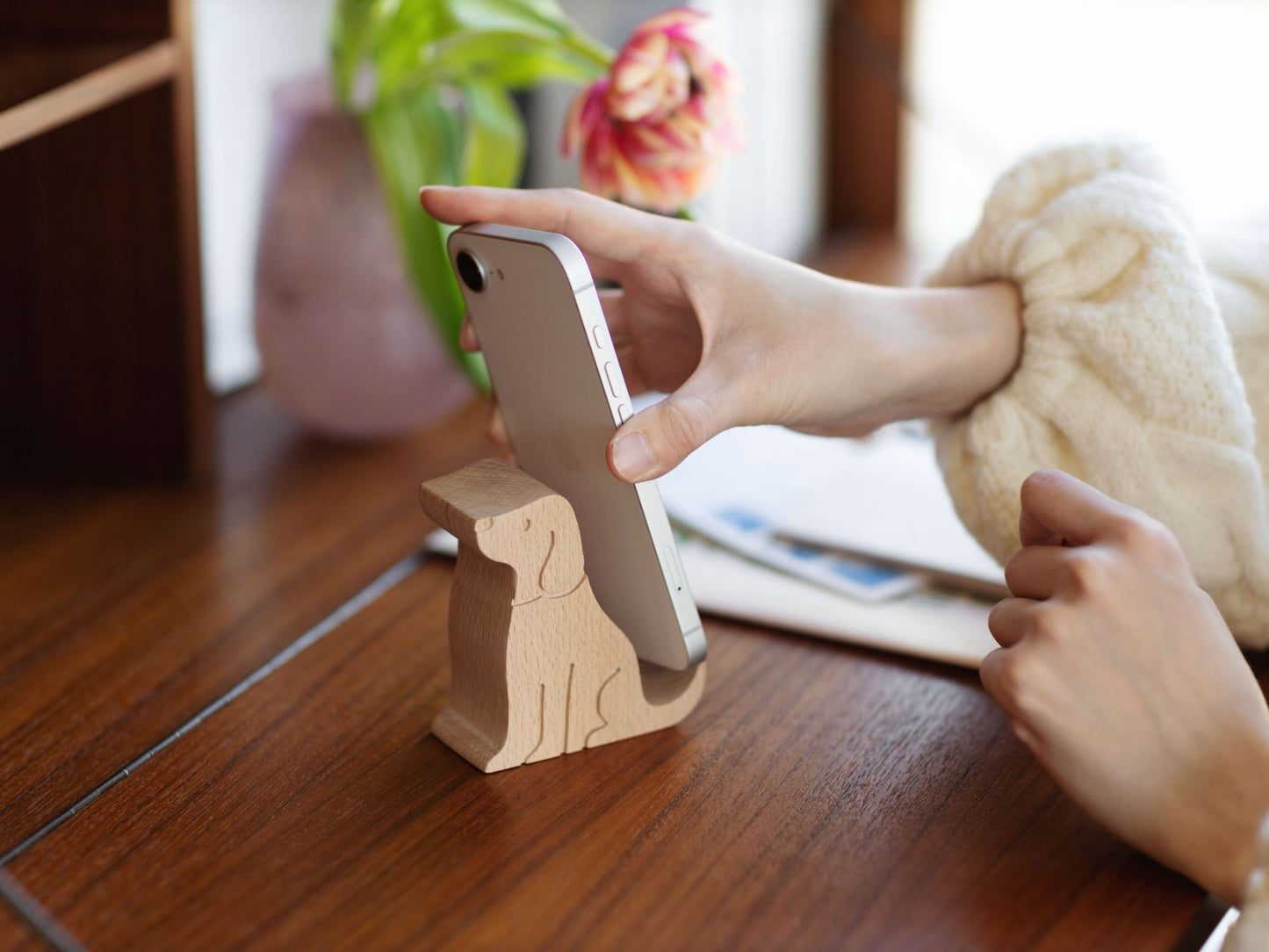 DOG BEECHWOOD PHONE STAND（犬のスマートフォンスタンド）
