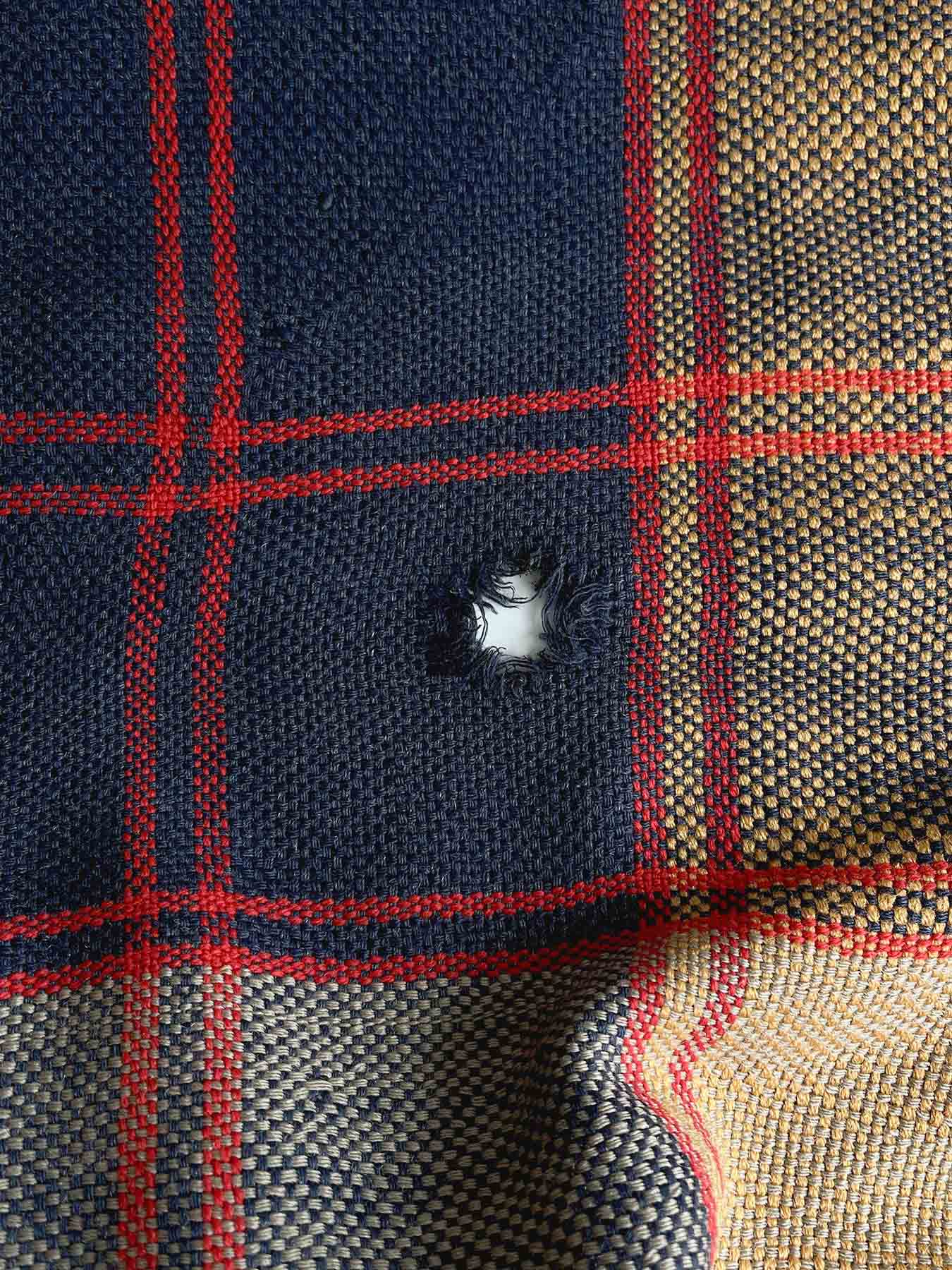 穴が見られますが、ヴィンテージ布のためご了承ください。