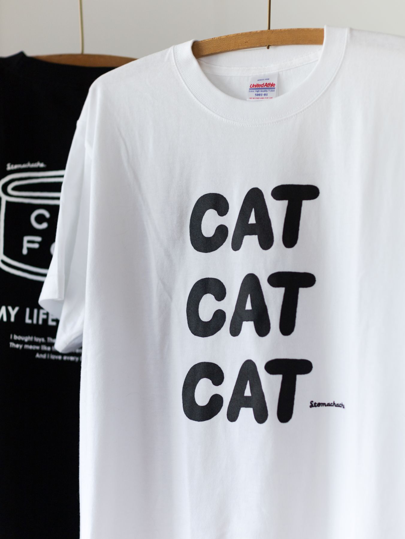 STOMACHACHE. × Orneko Tシャツ