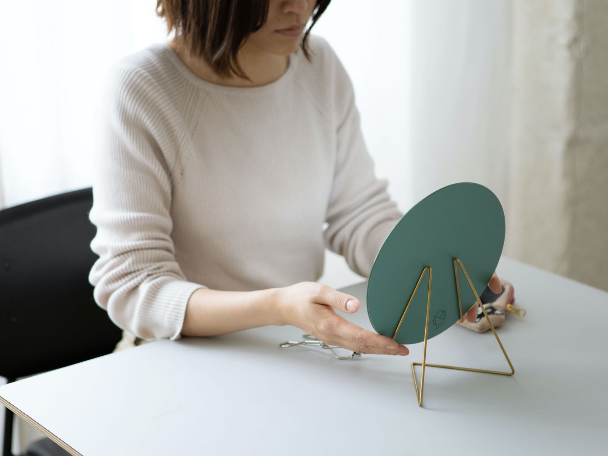 MOEBE STANDING MIRROR／ブラス｜ミラー｜オルネ ド フォイユ公式