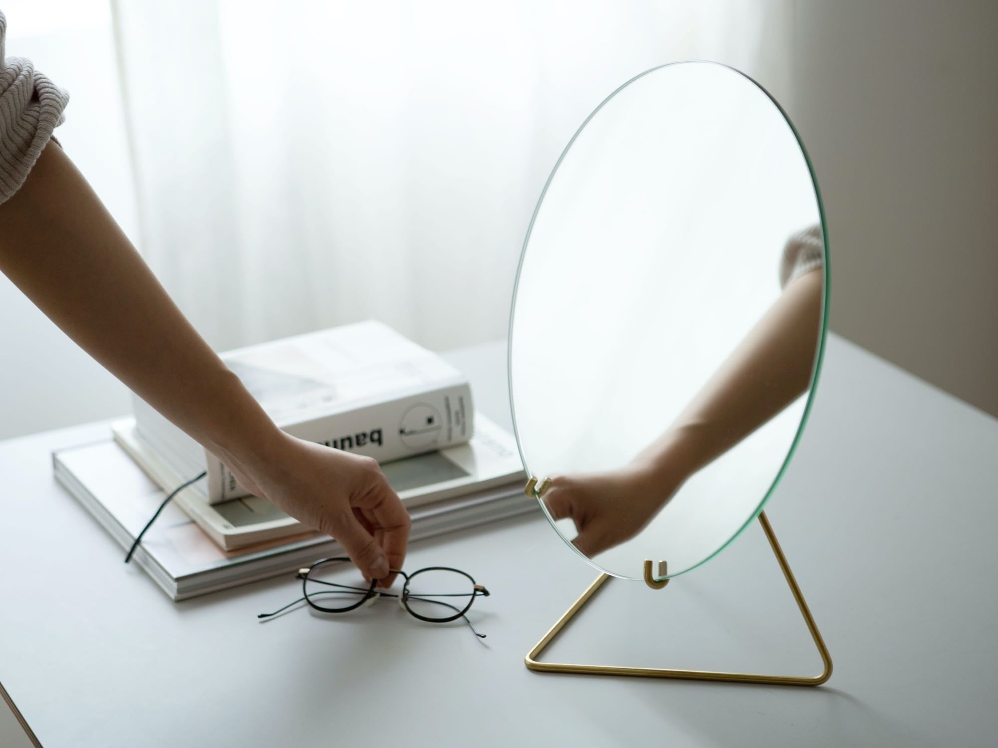 MOEBE STANDING MIRROR／ブラス｜ミラー｜オルネ ド フォイユ公式