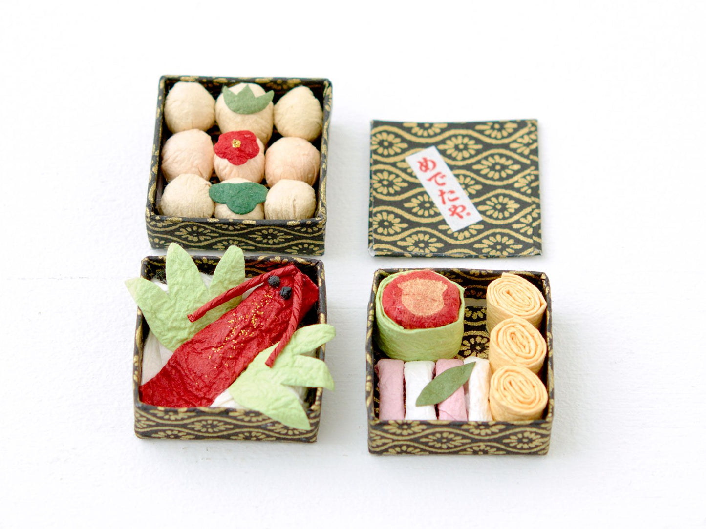 おせち<br>
ちいさなお重にぎゅっと詰まった、おめでたいおせち飾り。3段重ねても。