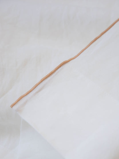 通常のステッチと色が異なります。少し濃い赤みのあるベージュ