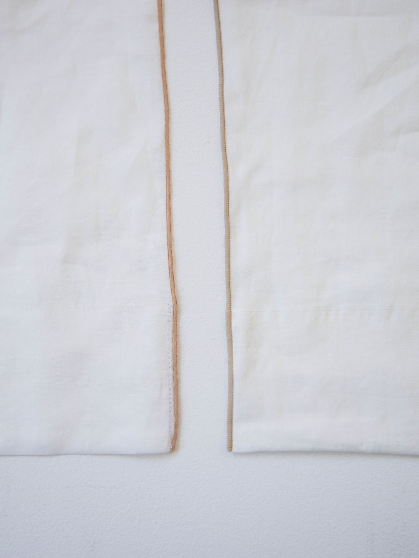 左：ステッチの色違い／右：既存商品のベージュ