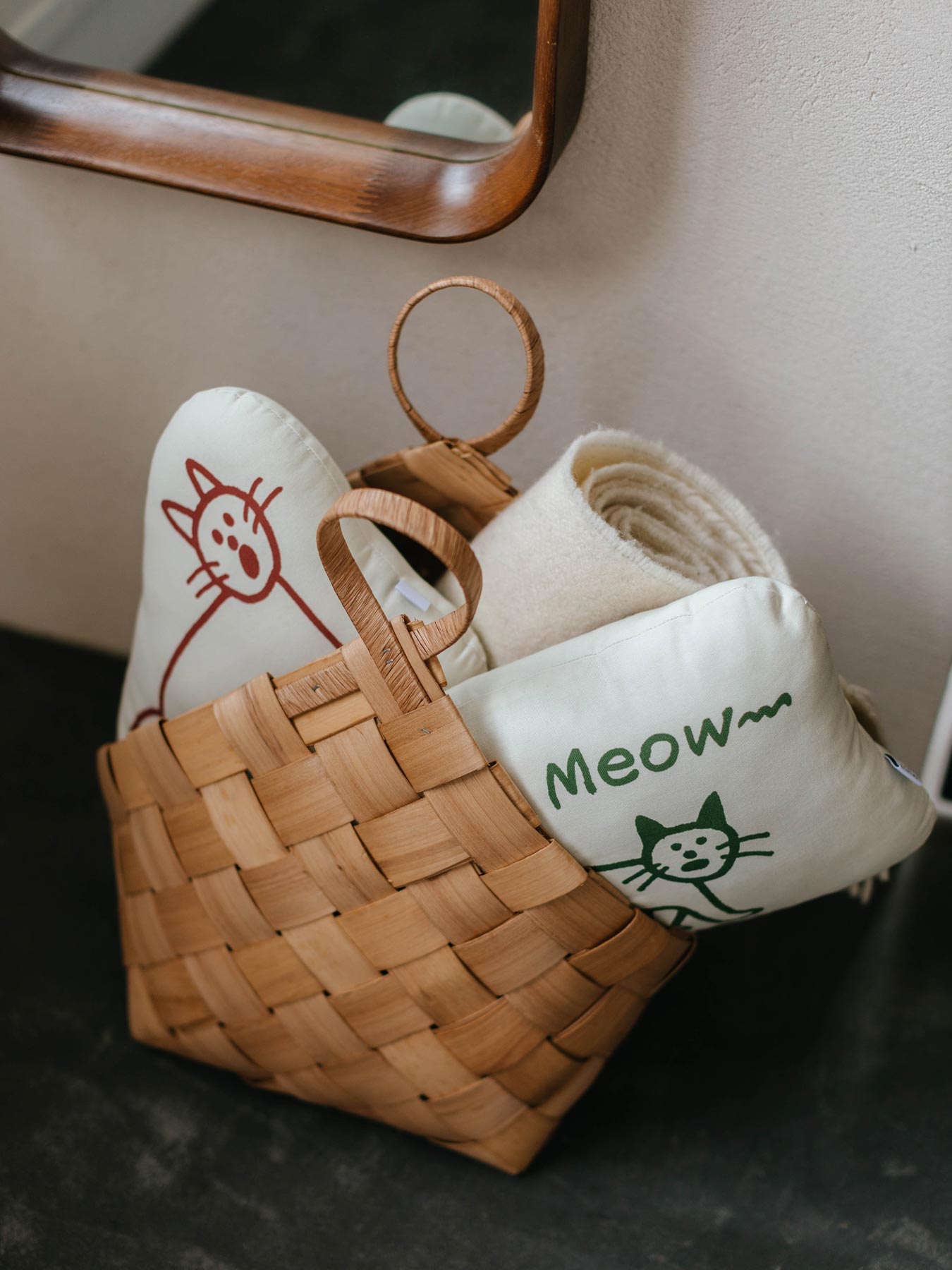 STOMACHACHE. × Orneko クッション