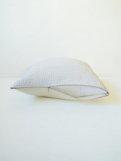 サイドにファスナーあり。中身のクッション付き。