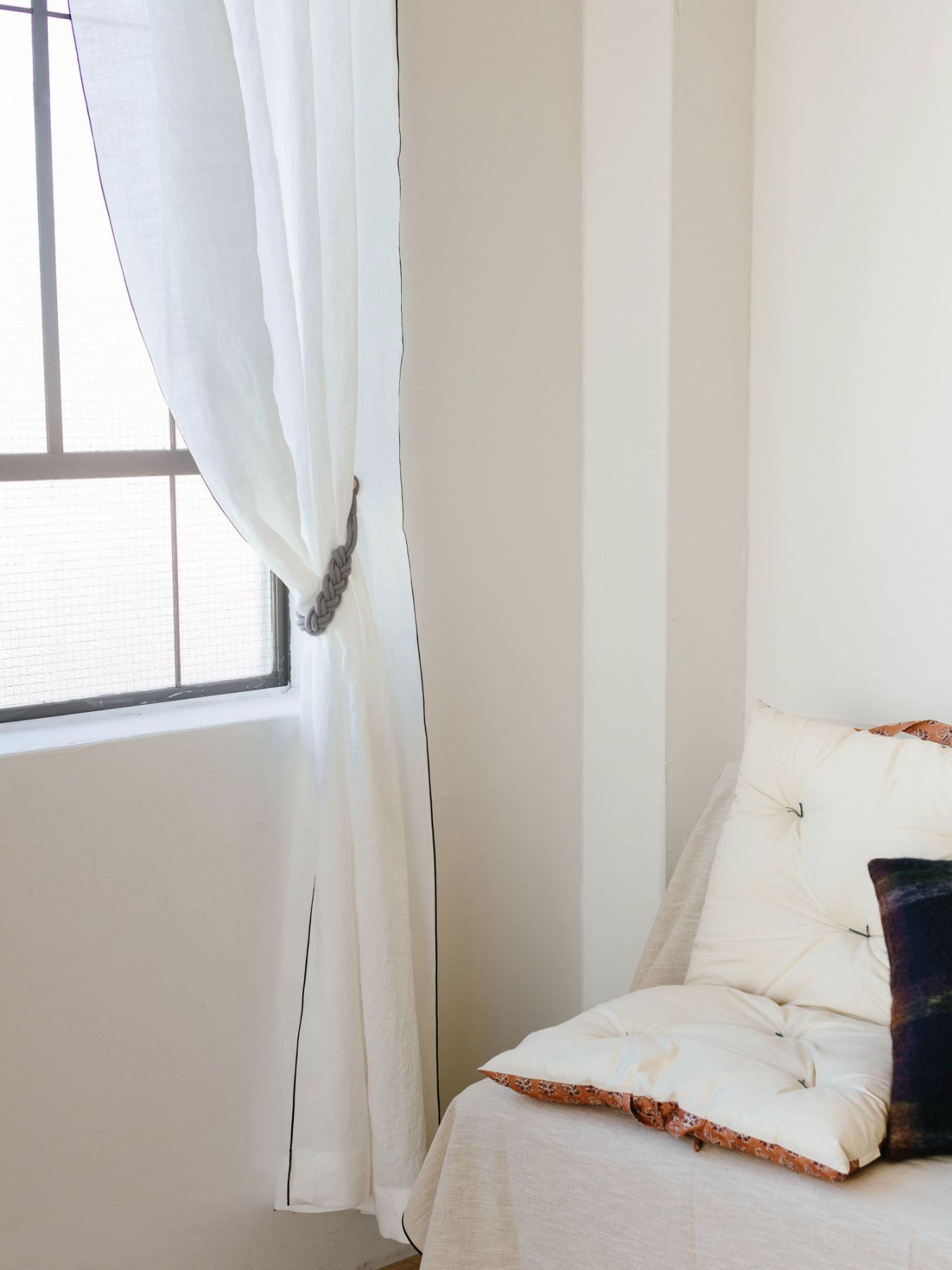 ホワイト（210cm、230cmのステッチはブラック）