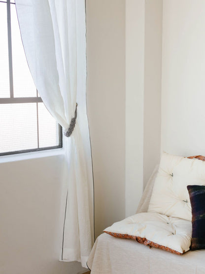 ホワイト（210cm、230cmのステッチはブラック）