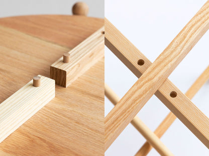 天板裏のダボと溝（写真左）、脚部分のダボ穴（写真右）部分の詳細。