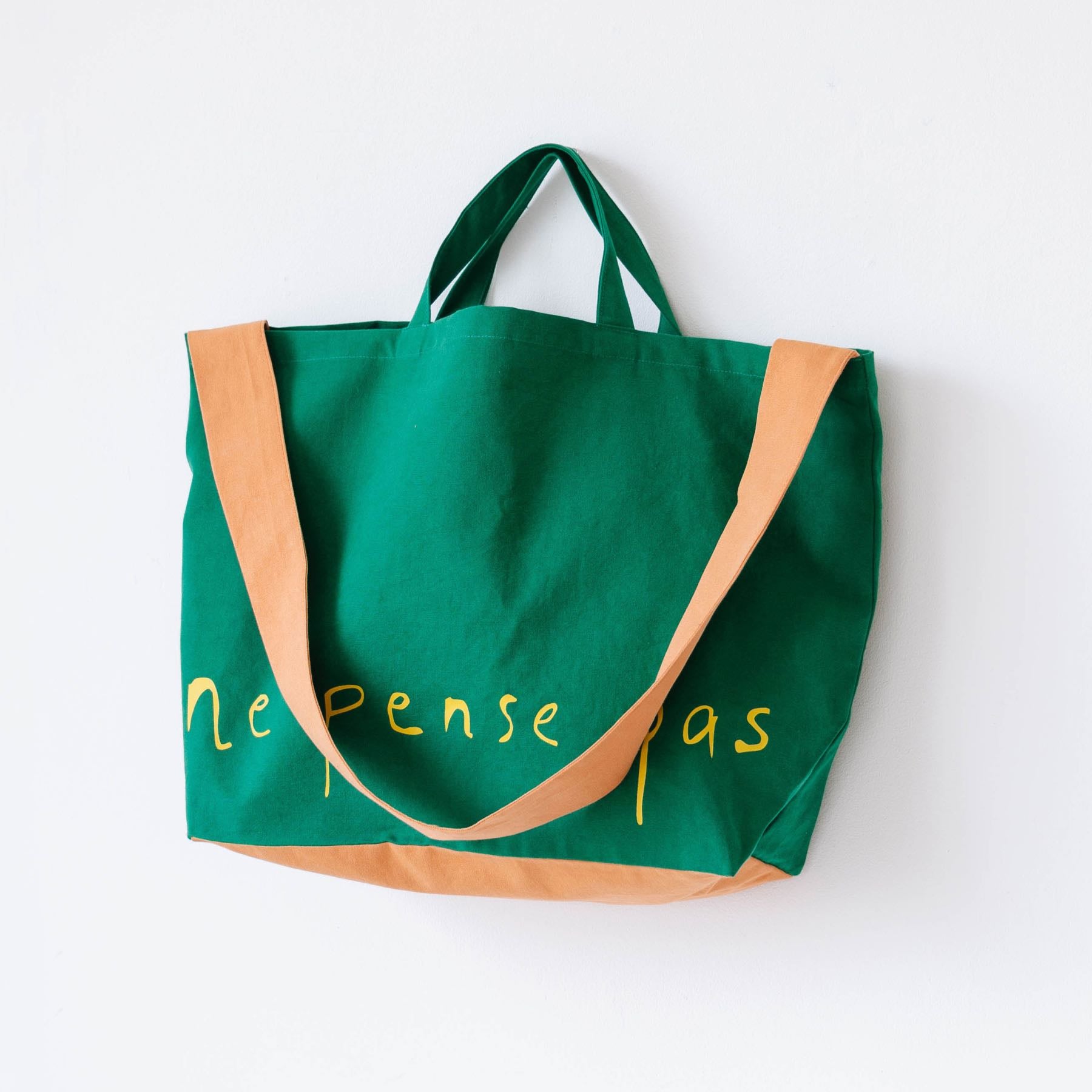 極美品 現行 希少色 バーバリー デカロゴ エンボス トートバッグ ネオンカラー ne pense pas バイカラー ロゴバッグ｜バッグ｜オルネ ド フォイユ公式