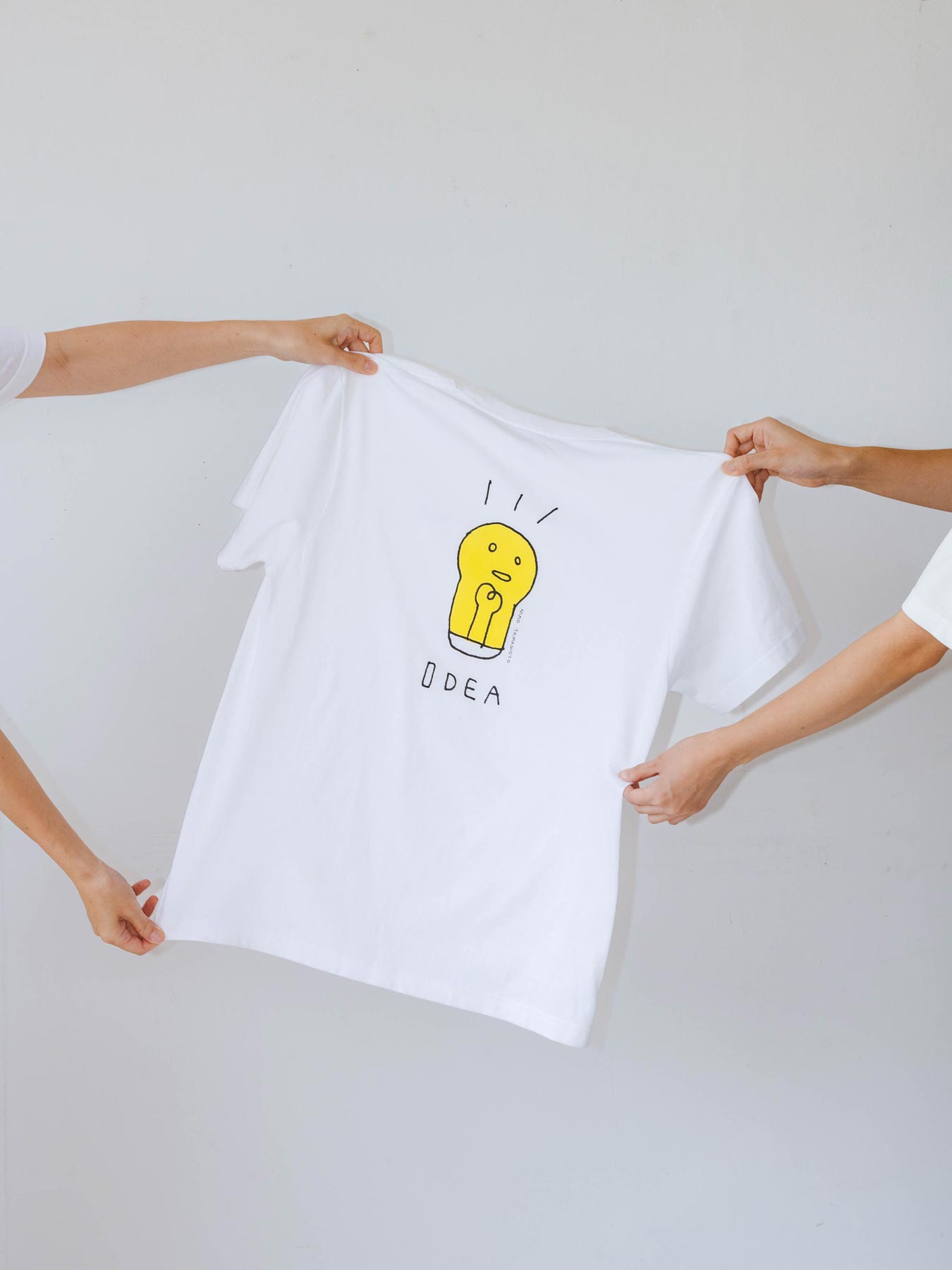 山本麻央 × Orné de Feuilles Tシャツ