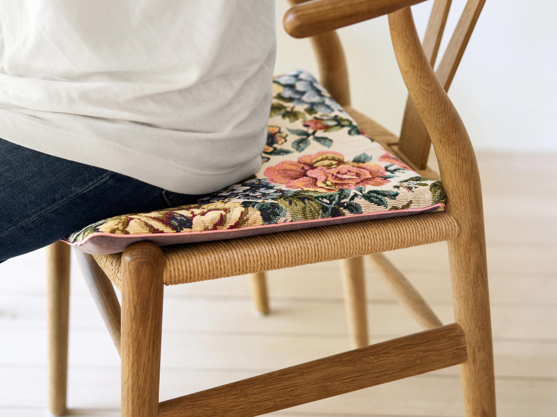 木製スラットバックチェア 花柄クッション 木製スラットバックチェア 花柄クッション