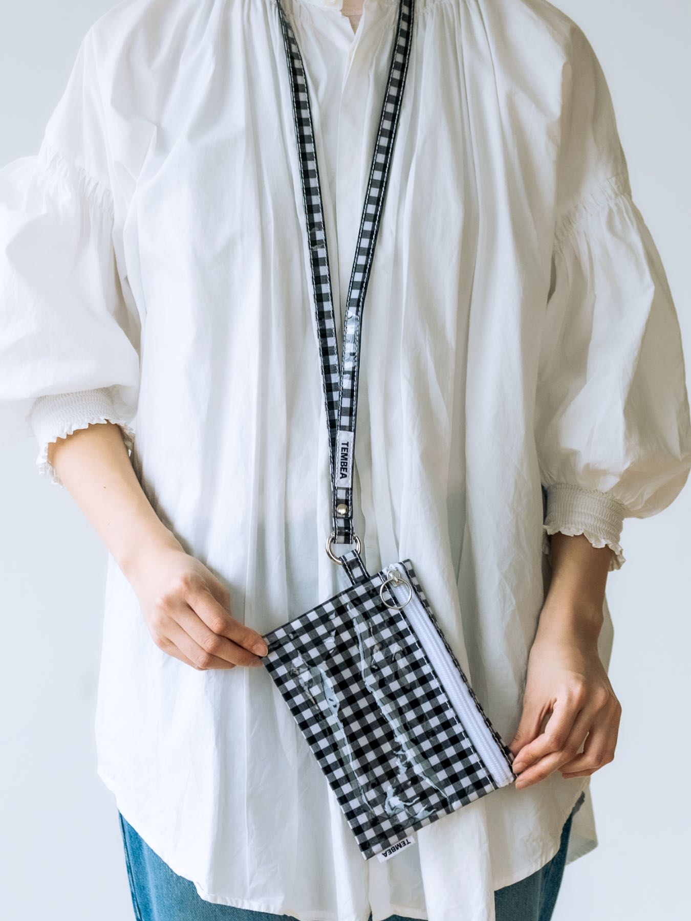 POUCH MEDIUMとSTRAP