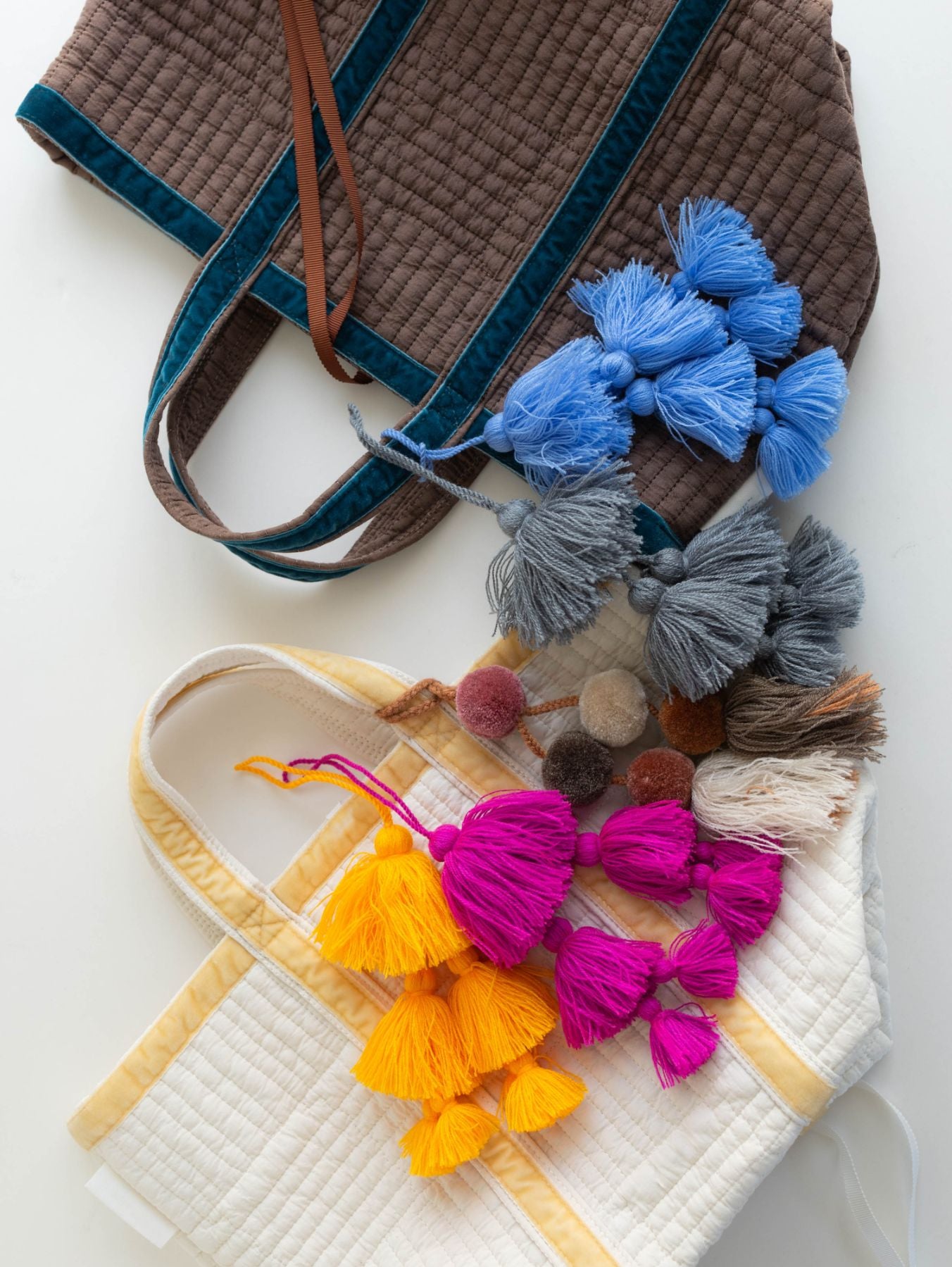 姉妹品のカラフルなタッセルチャームと