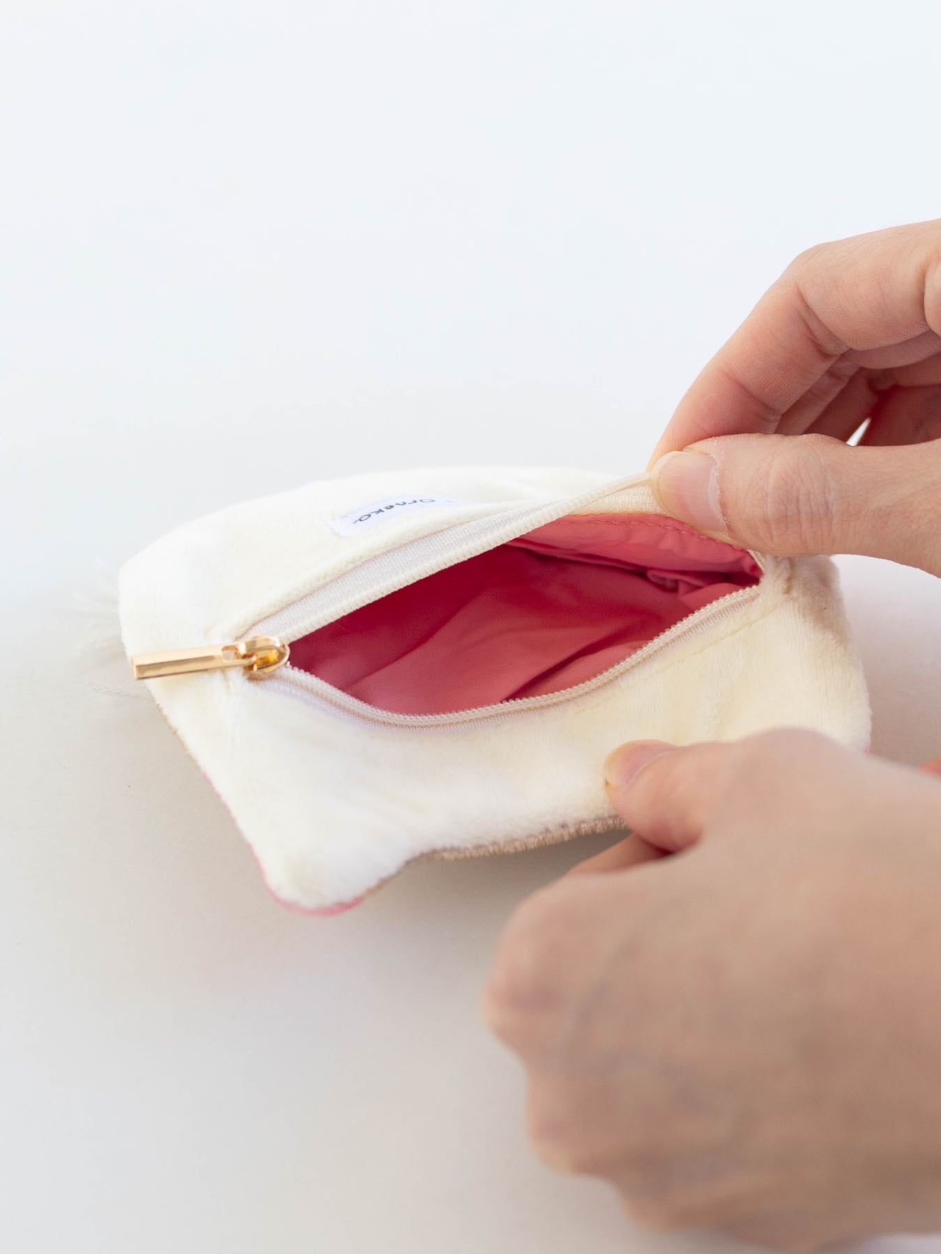 シロネコ（内側の色はサーモンピンク）