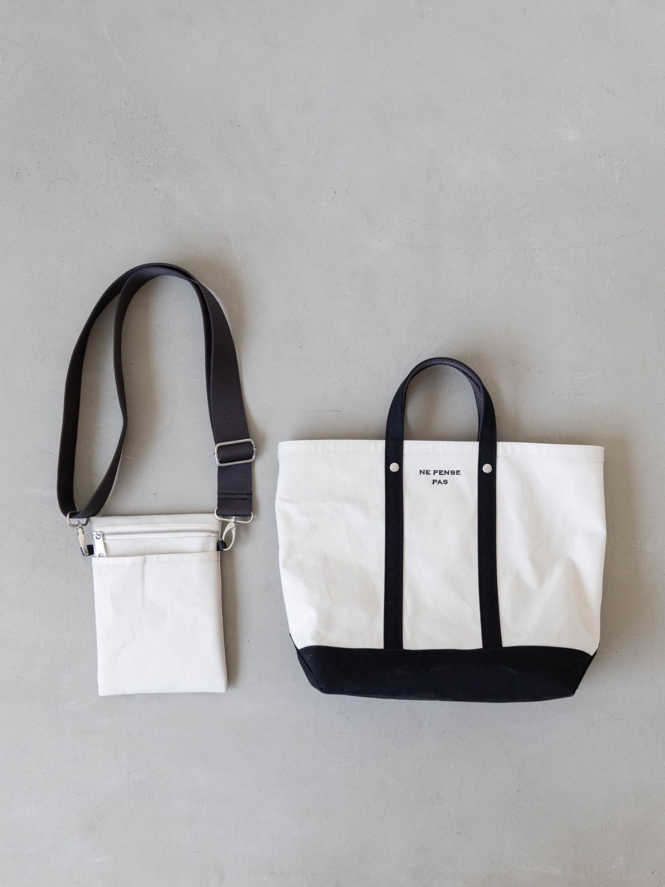 NATURAL×BLACKのストラップは黒