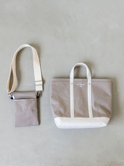 GRAY×NATURALのストラップはナチュラル