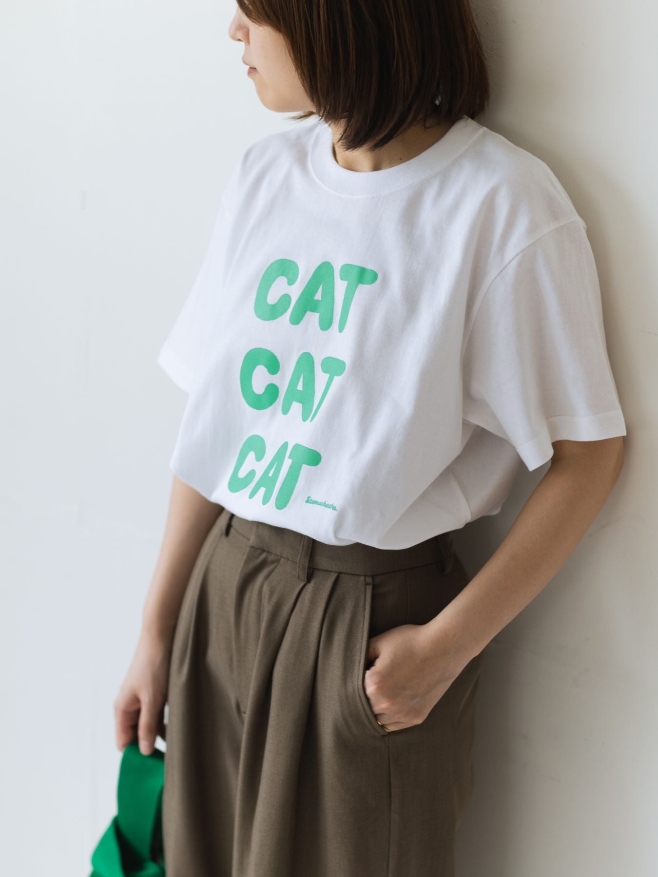 STOMACHACHE. × Orneko Tシャツ