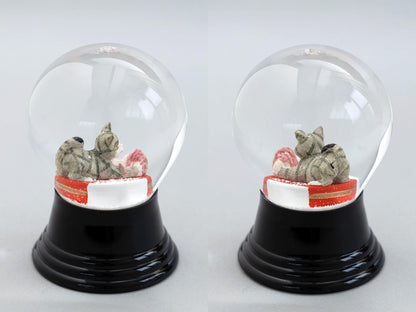 Lサイズ／ボールと遊ぶネコ