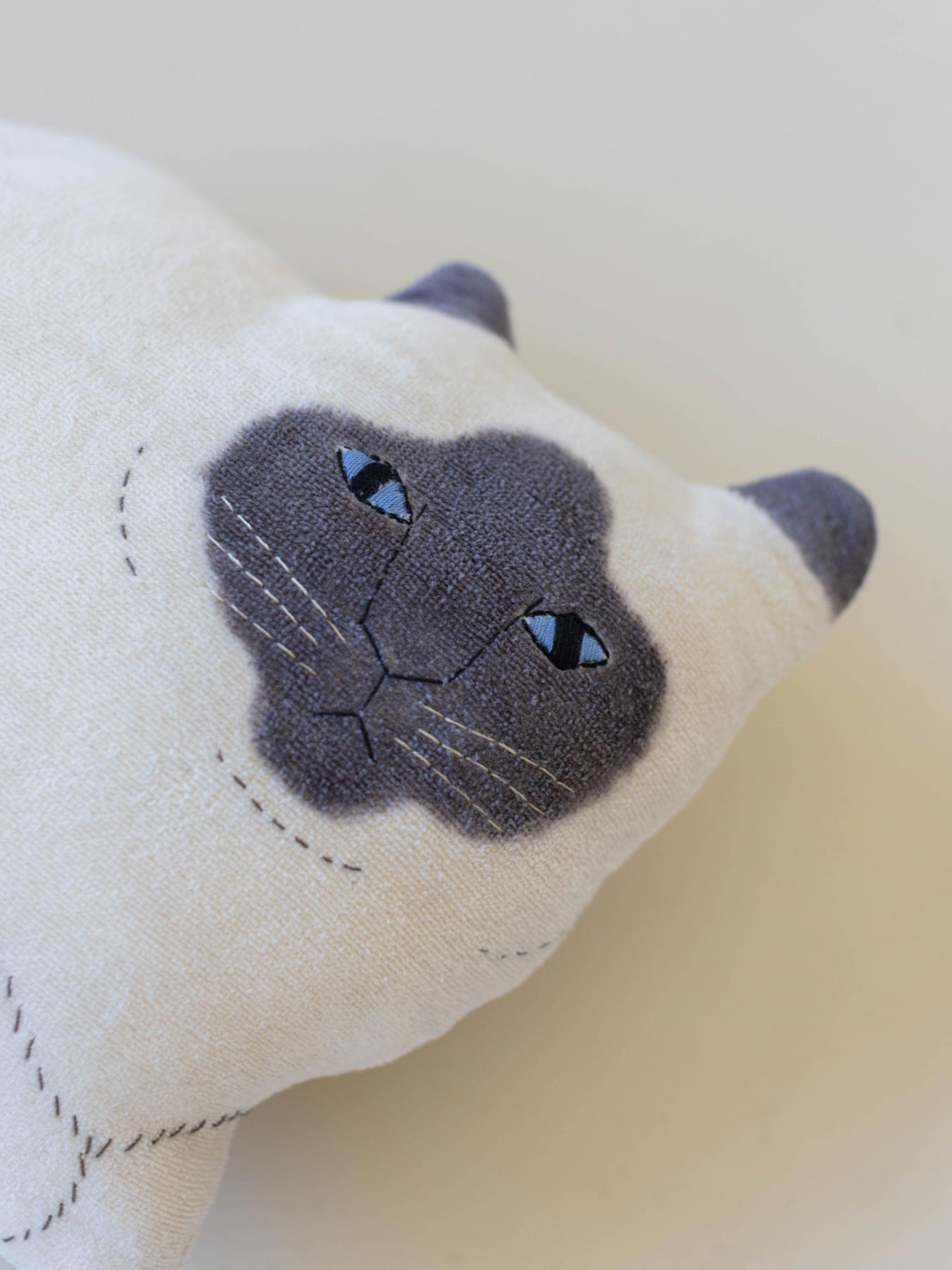 Tomotake ネコのクッション｜オブジェ・ぬいぐるみ｜オルネ ド