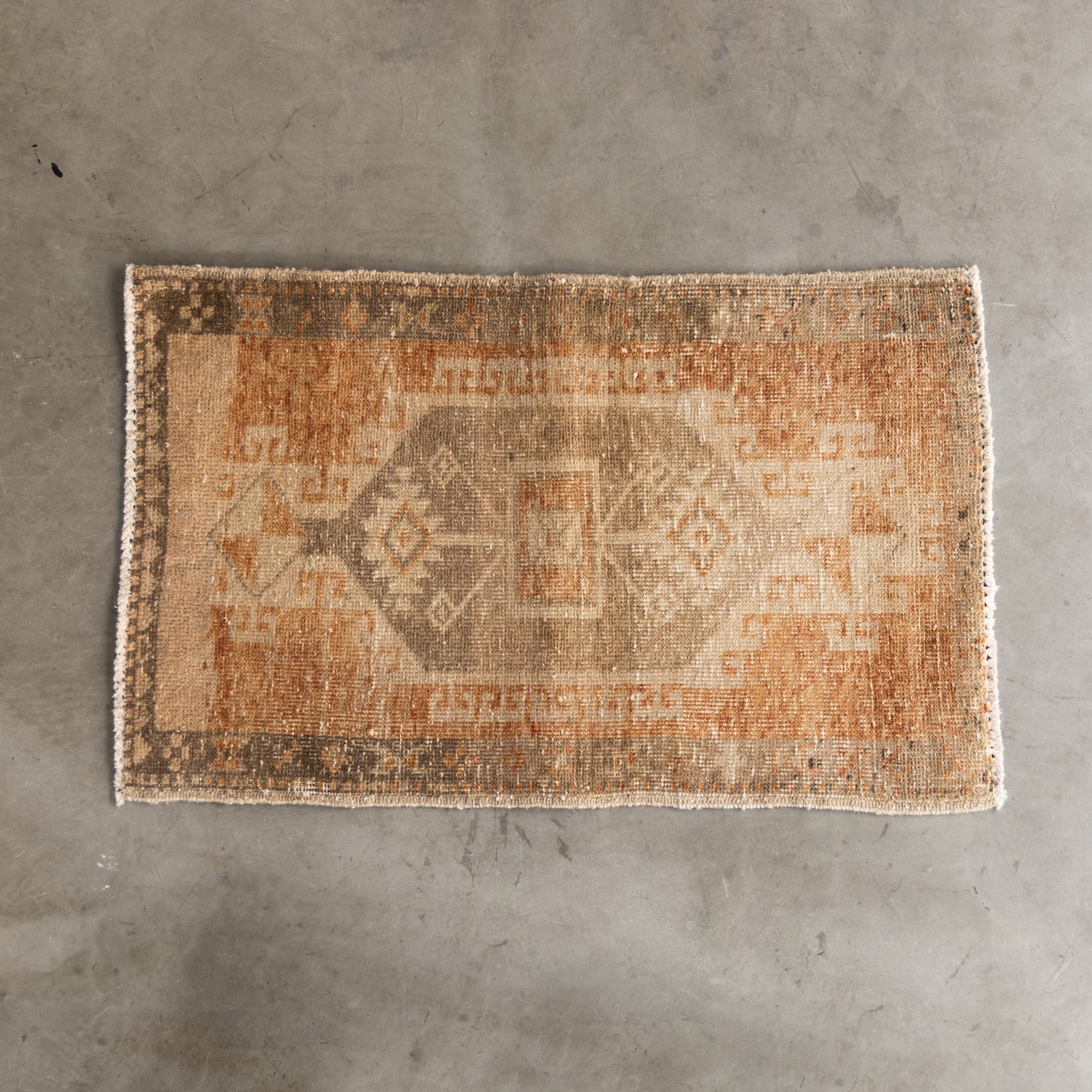 I<br>size：96cm×59cm（フリンジ含む）
