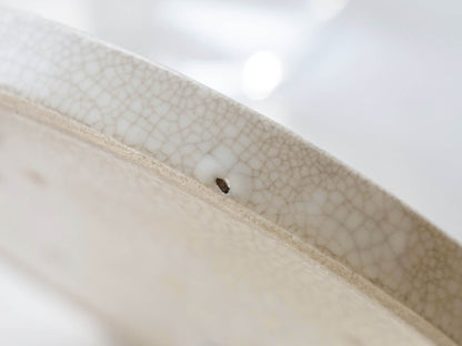 陶磁器の製法の特性でできる穴が、大きく見える場合があります。