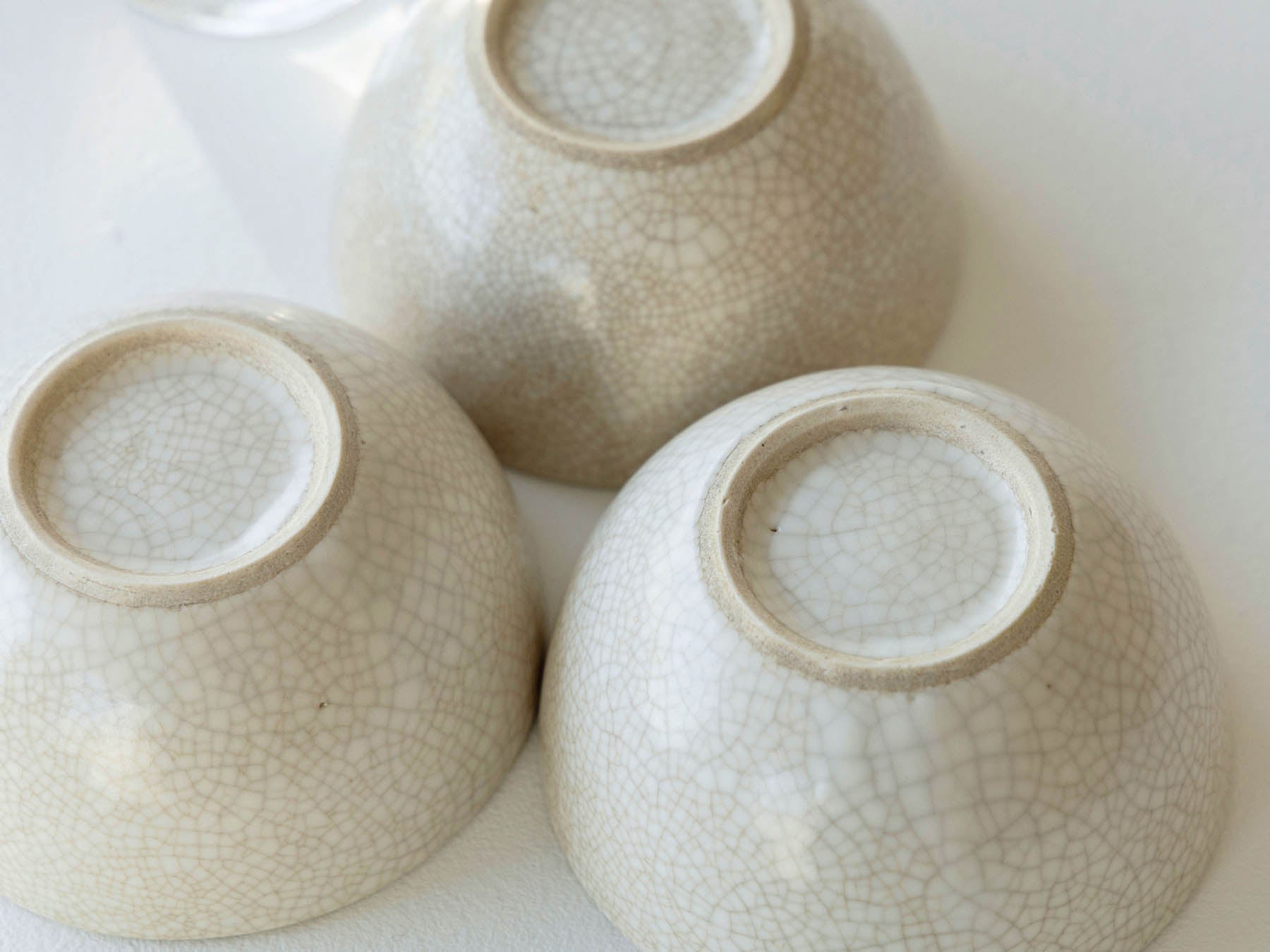 個体差の例。釉薬の特性上できる小さな穴がみられる場合があります。