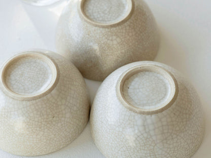 個体差の例。釉薬の特性上できる小さな穴がみられる場合があります。