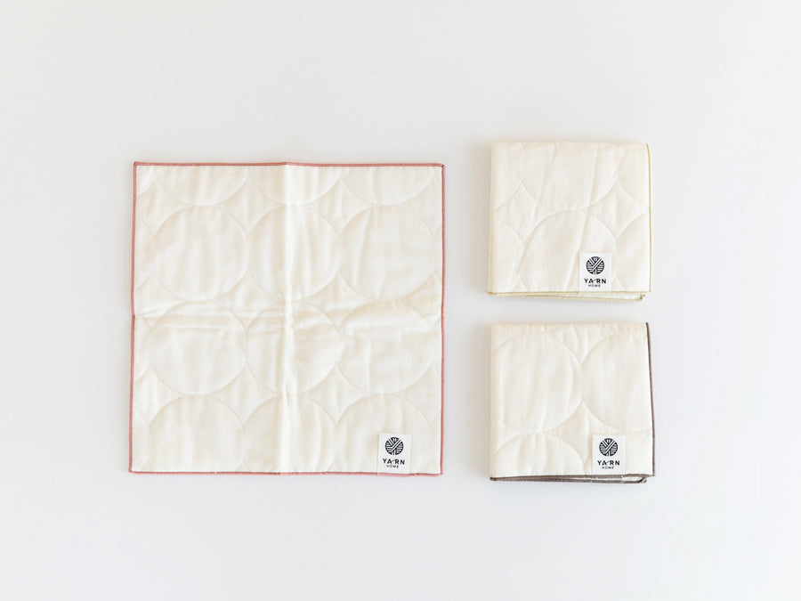 大きさは、約25cm×25cmの正方形。